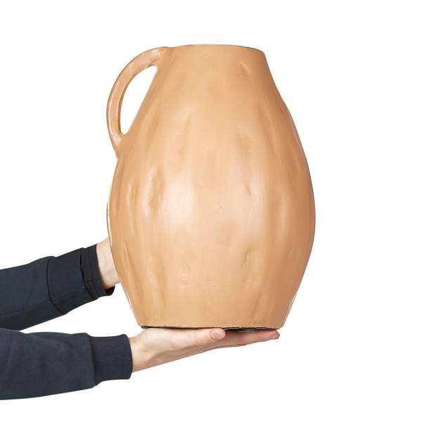 Eine handgefertigte Tonvase mit Henkel im rustikalen Design, gehalten von zwei Händen.