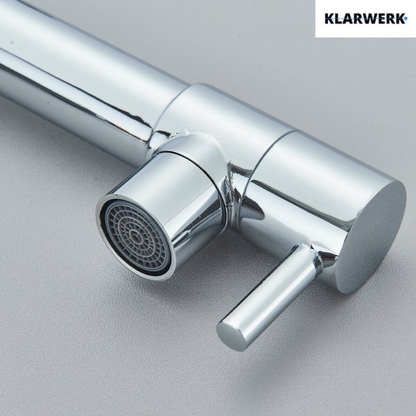 Klarwerk Logo. Detailansicht einer Küchenarmatur mit Strahlregler und seitlichem Bedienhebel aus verchromtem Metall.