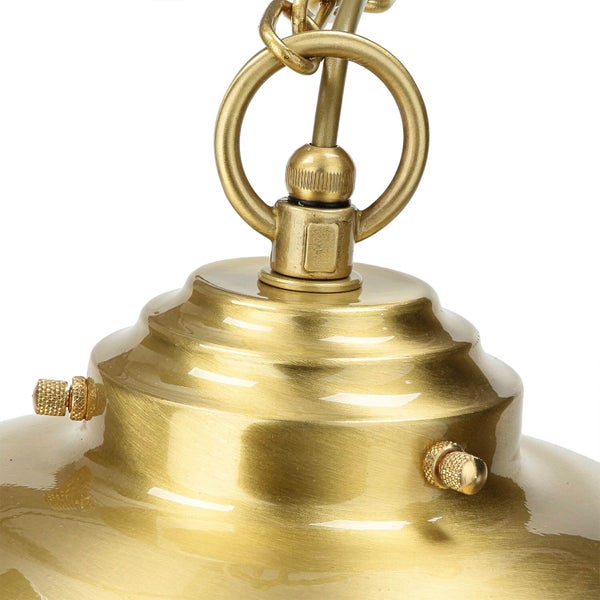 Detail einer goldenen Pendelleuchte mit Kettenaufhängung
