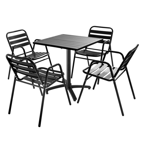 Schwarzes Gartenmöbel-Set aus Metall bestehend aus einem quadratischen Tisch in Lattenoptik und vier dazu passenden Stühlen mit Armlehnen.