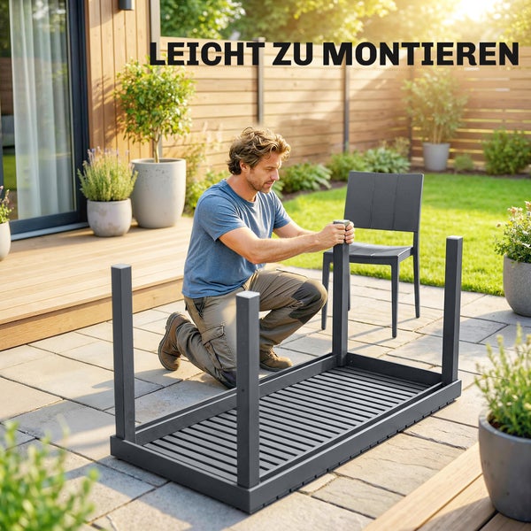 Ein Mann montiert einen Gartentisch auf einer Terrasse in einem hellen Garten. Text: Leicht zu montieren.