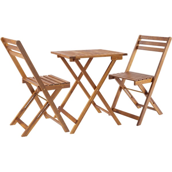 Balkonset aus Holz bestehend aus einem klappbaren Tisch und zwei Klappstühlen mit Lattendesign.