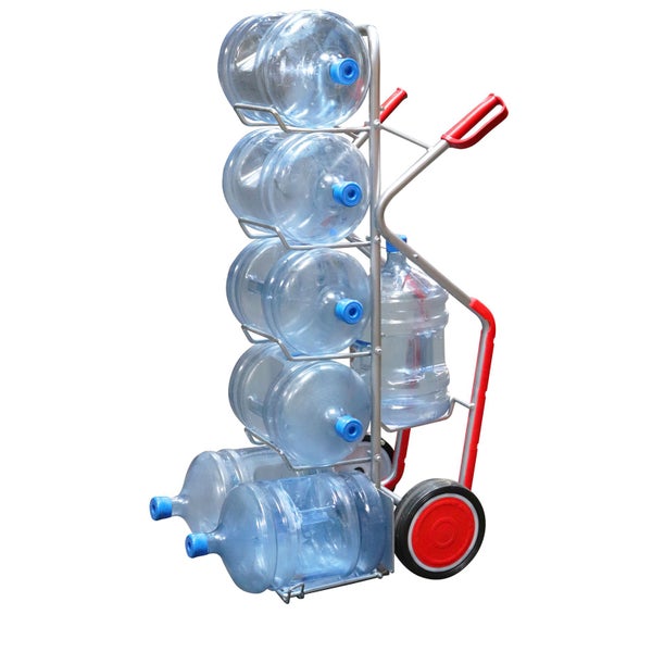 Sackkarre für Wasserflaschen aus Metall mit roten Griffen und Rädern, beladen mit mehreren großen Wasserflaschen.