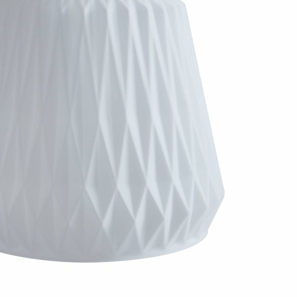 Lampenschirm mit geometrischem Rautenmuster und facettierter Oberfläche.