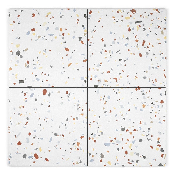 Vier quadratische Wandfliesen oder Bodenfliesen im Terrazzo Design mit kleinteiligem Steinmuster