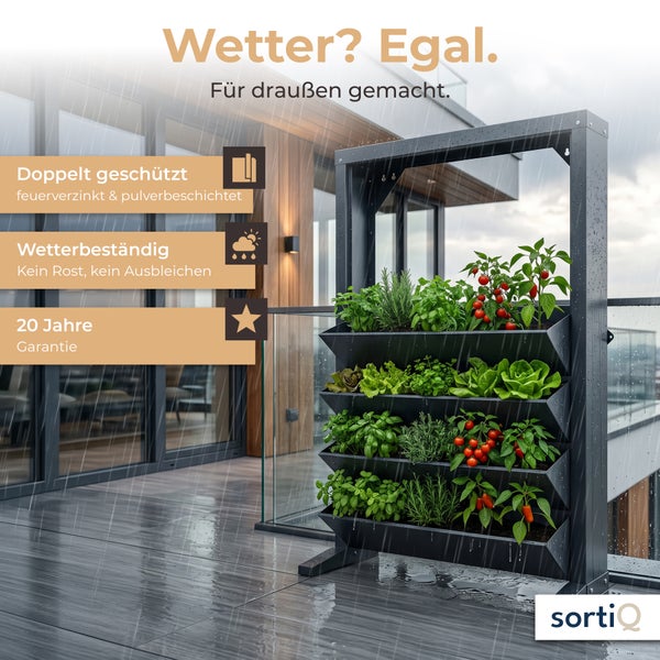 Wetterfestes vertikales Hochbeet aus feuerverzinktem und pulverbeschichtetem Metall mit SortiQ Logo auf einer Terrasse im Regen.