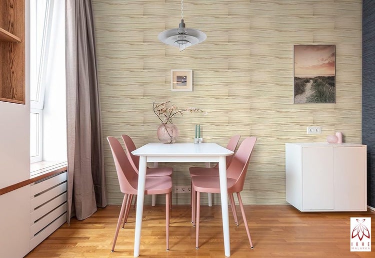 Helles Esszimmer mit strukturierten Wandpaneelen in gewellter Holzoptik, weißem Tisch, rosa Stühlen und weißem Schrank auf Parkettboden.