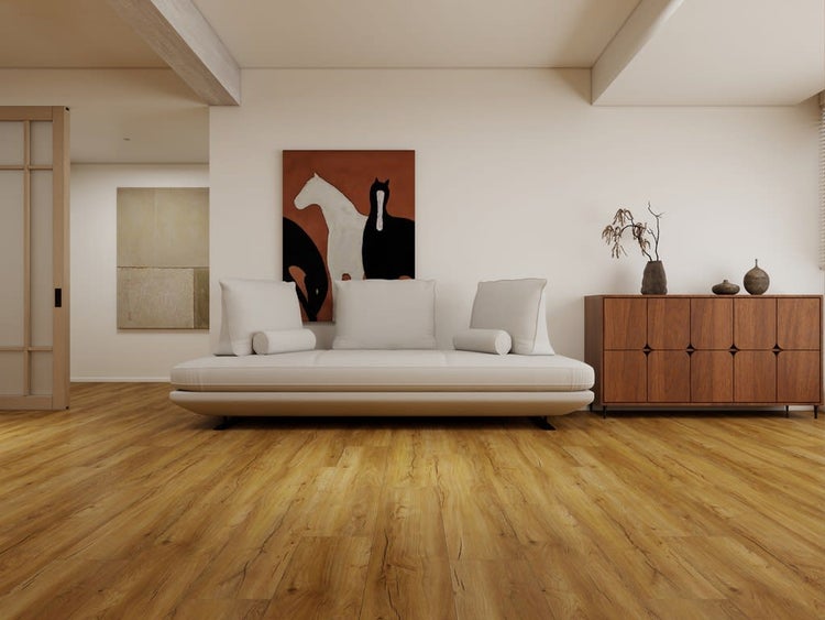 Wohnzimmer mit hellem Laminatboden in Holzoptik, modernem Sofa, Anrichte aus Holz und Wandbildern.