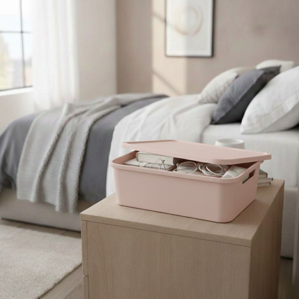 Aufnahme eines Schlafzimmers mit einem Aufbewahrungsbehälter auf einem Nachttisch