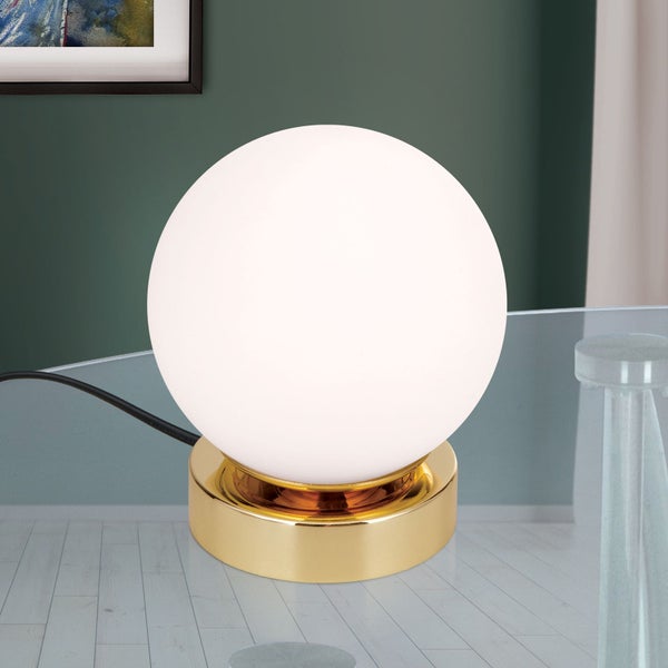 Tischleuchte mit kugelförmigem Lampenschirm und goldenem Sockel