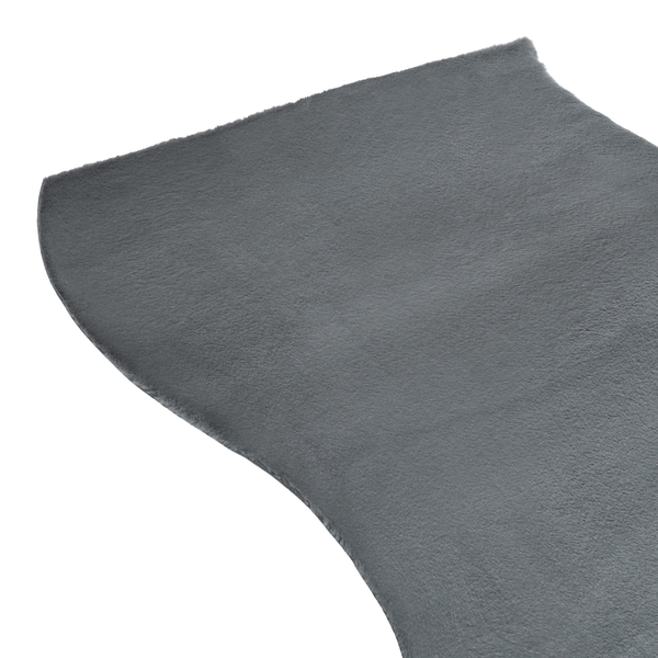 Flauschiger Kunstfell-Teppich in Grau mit weicher Textur und unregelmäßigem Rand.