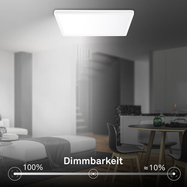 Dimmbare LED Deckenleuchte in einem Wohnzimmer, Helligkeit von 100 Prozent bis circa 10 Prozent einstellbar