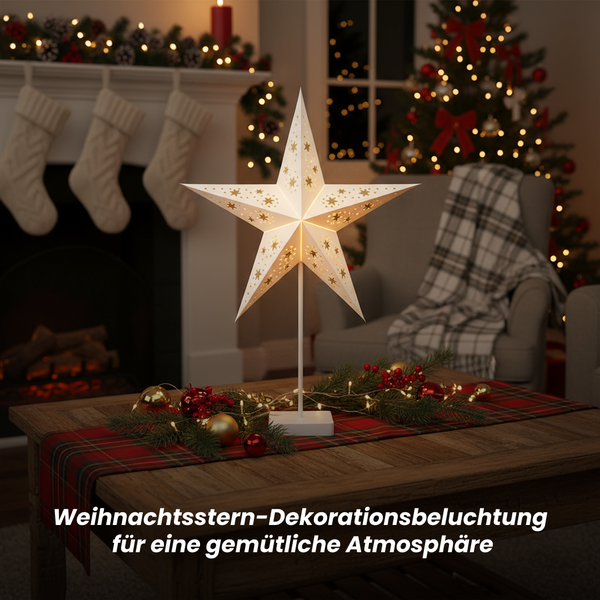 Dekorativer Weihnachtsstern auf einem Tisch im Wohnzimmer mit Kamin und Weihnachtsbaum für eine gemütliche Atmosphäre