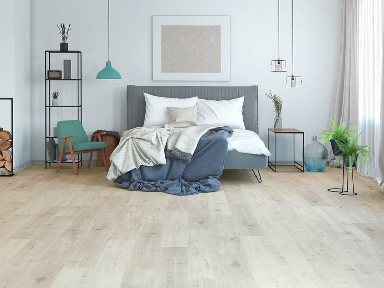 Modernes Schlafzimmer mit hellem Laminatboden in Holzoptik, Polsterbett, minimalistischen Möbeln und dekorativen Pflanzen in einem hellen Raum.