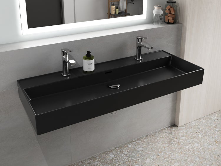 Schwarzes Waschbecken mit zwei Armaturen im modernen Badezimmer.