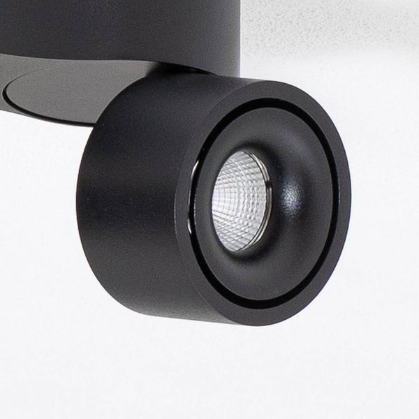 Nahaufnahme eines schwarzen, zylindrischen LED-Strahlers aus Metall mit verstellbarem Gelenk.