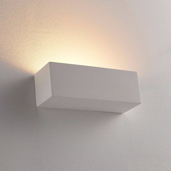 Rechteckige Wandleuchte mit nach oben gerichtetem Licht an einer Wand, schlichtes Design.