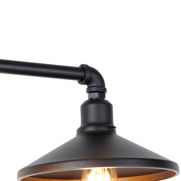Detailaufnahme einer Lampe im Industriestil mit Rohrverbindungen