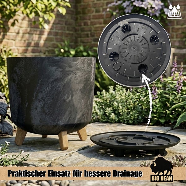 Runder Pflanzkübel mit drei Holzfüßen und herausnehmbarem Drainageeinsatz im Garten für eine optimale Bewässerung Big Dean Logo