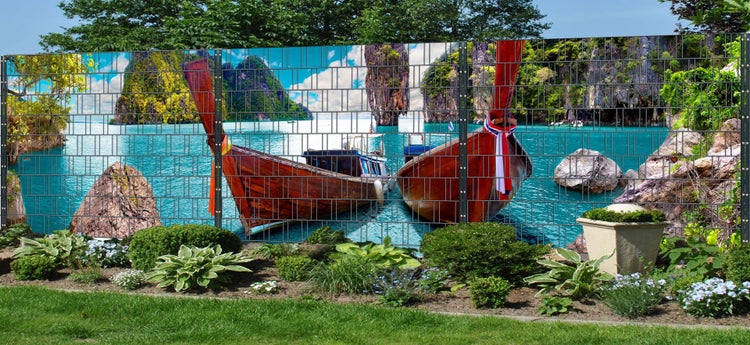 Doppelstabmattenzaun mit thailändischem Bootsmotiv im Garten