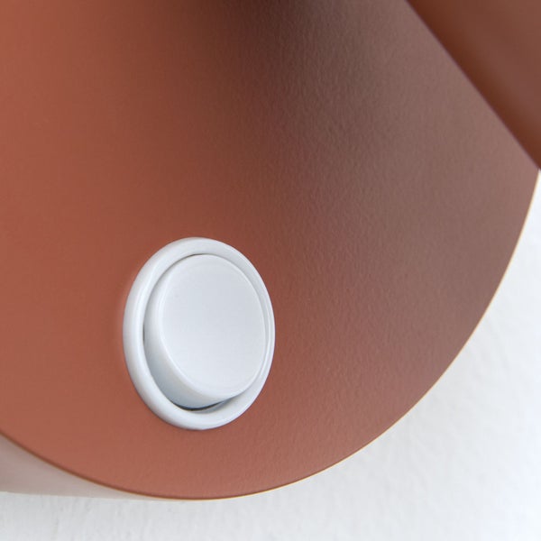 Detailansicht eines Lichtschalters an einer Lampe