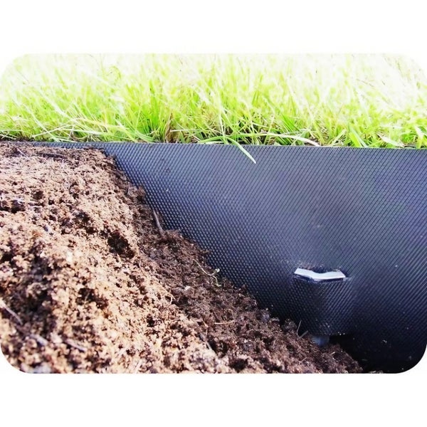 Nahaufnahme einer Rasenkante mit Erde und Rasen