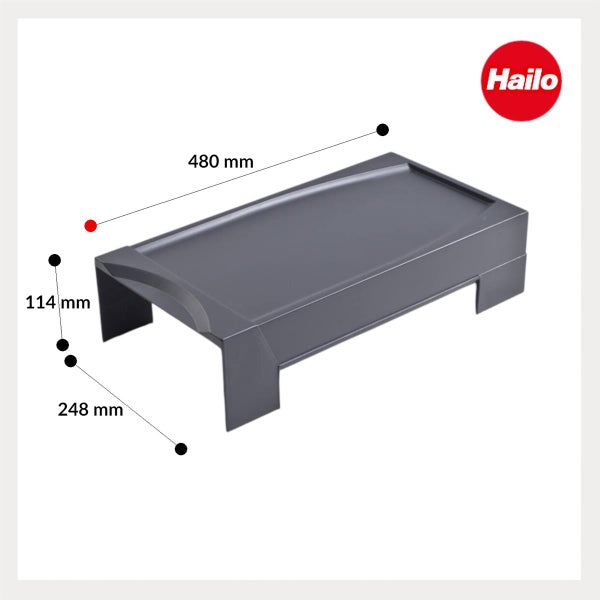 Hailo Logo. Graues Podest, Länge 480 Millimeter, Breite 248 Millimeter, Höhe 114 Millimeter.