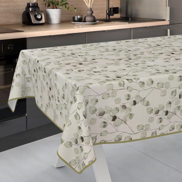 Tischdecke mit Blättermuster in einer modernen Küche