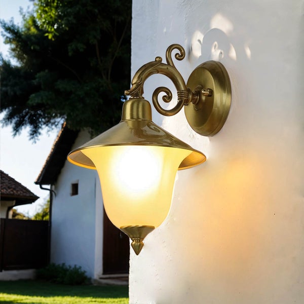 Wandleuchte mit geschwungenem Arm und Lampenschirm zur Außenbeleuchtung