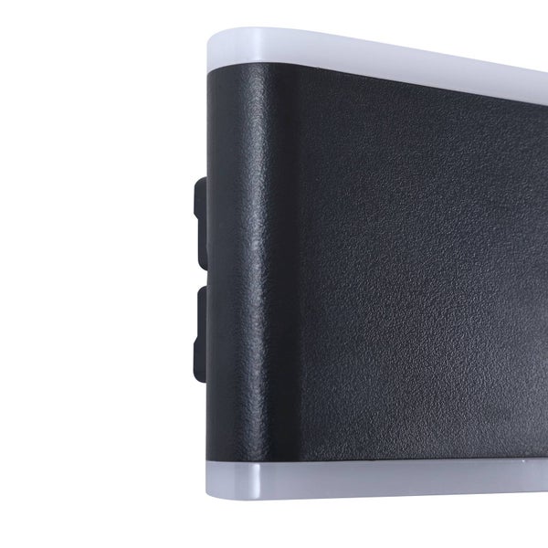 Detailansicht einer modernen Wandleuchte mit strukturiertem Gehäuse und weißen Diffusoren oben und unten.