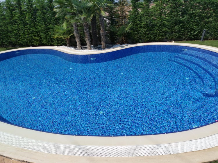 Glasmosaik in verschiedenen Blautönen mit quadratischen Steinen für Bad und Pool.