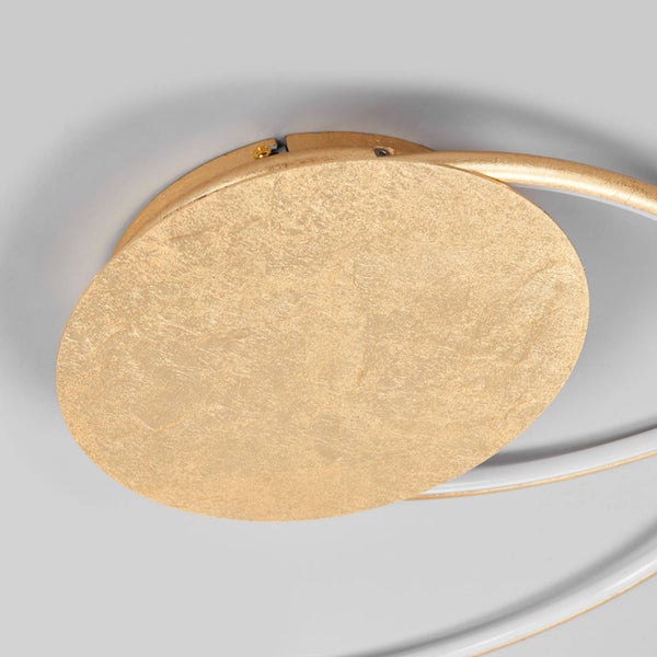 Runde Deckenhalterung einer Leuchte mit strukturierter goldfarbener Oberfläche.