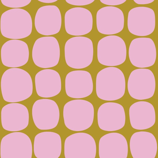 Geometrisches Tapetenmuster mit rosa abgerundeten Quadraten auf einem senfgelben Hintergrund.