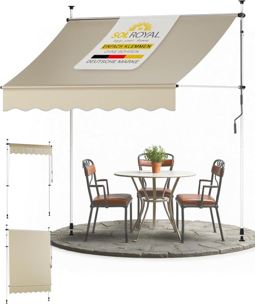 Beige Sol Royal Klemmmarkise über Sitzgruppe auf heller Terrasse, Montage ohne Bohren mit weißen Teleskopstangen, Wellenvolant, Sol Royal Logo.