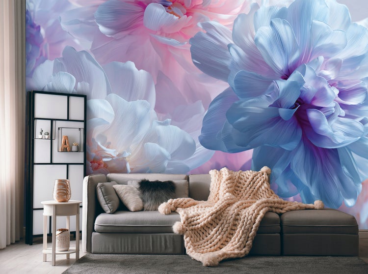 Wohnzimmer mit Sofa, Beistelltisch, Regal und Fototapete mit Blumenmuster