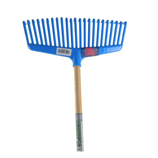 Blauer Rechen mit Holzstiel für Gartenarbeiten