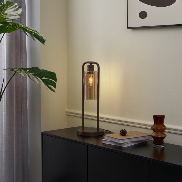 Dekorative Tischleuchte aus Metall und Glas auf einem Sideboard