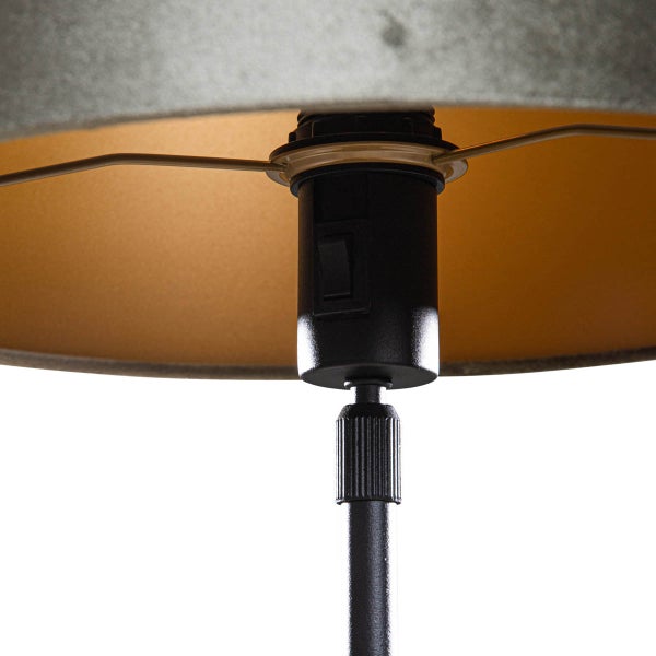 Detailaufnahme einer Stehleuchte mit Schirm und Schalter