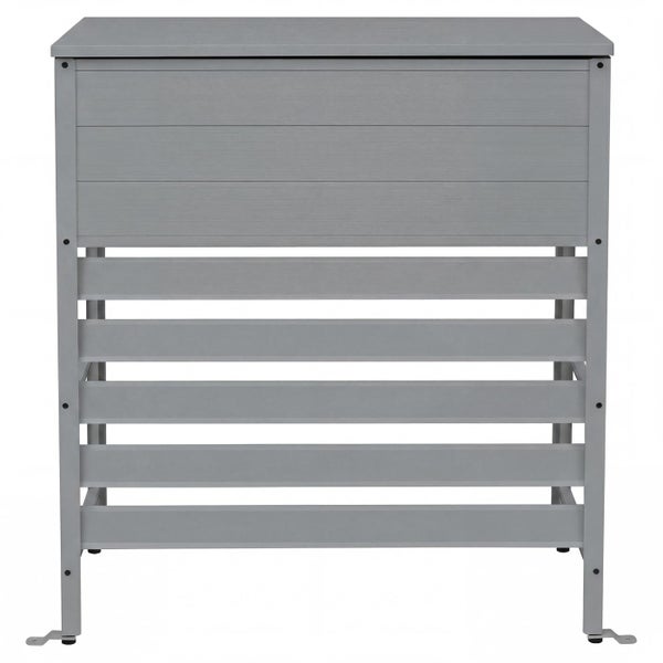 Graue Garten-Aufbewahrungsbox aus Metall mit geöffnetem Deckel und Lamellen-Unterbau.