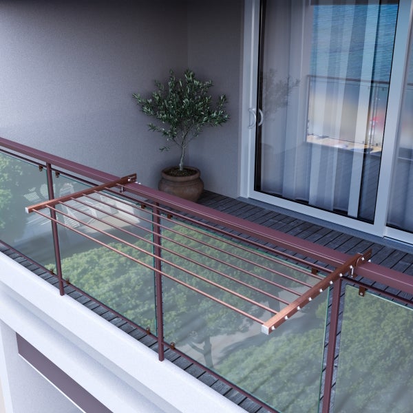 Balkon mit Wäscheständer, Pflanze im Topf und Schiebetür