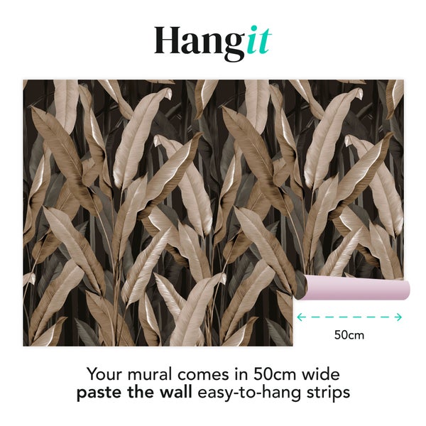 Hangit Logo. Fototapete mit Bananenblatt-Muster in Beige auf dunklem Grund. Geliefert in 50 Zentimeter breiten Bahnen zum Einkleistern der Wand.