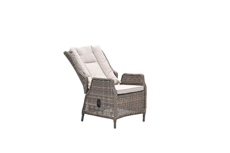 Verstellbarer Garten-Relaxsessel aus Polyrattan-Geflecht mit hohen Lehnen und hellen Sitz- und Rückenkissen.
