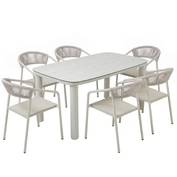 Gartenmöbel-Set bestehend aus einem rechteckigen Tisch mit abgerundeten Ecken und sechs Stühlen mit Armlehnen und Seilbespannung an der Rückenlehne.