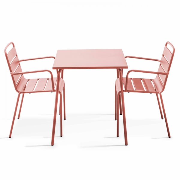 Gartenmöbel-Set aus Metall mit einem quadratischen Tisch und zwei Armlehnenstühlen im Lattendesign.