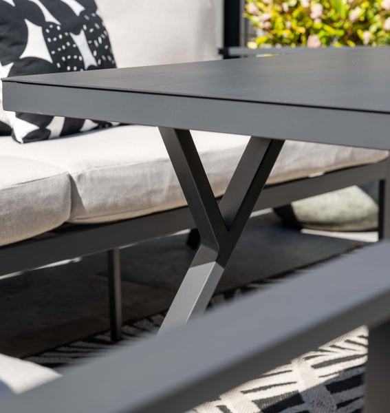 Detailaufnahme eines modernen Gartentisches aus Aluminium mit Y-Bein in Anthrazit.