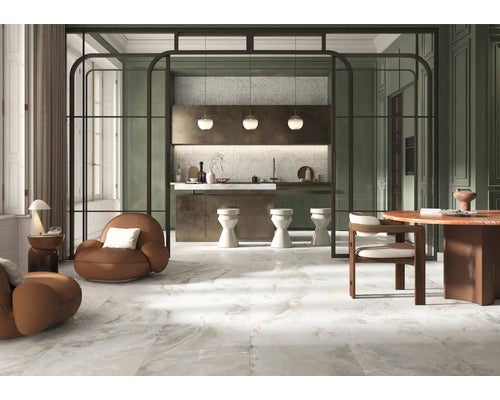 Moderne offene Küche mit Wohnbereich und hellen Bodenfliesen in Marmoroptik mit glänzender Oberfläche in einem elegant gestalteten Raum.