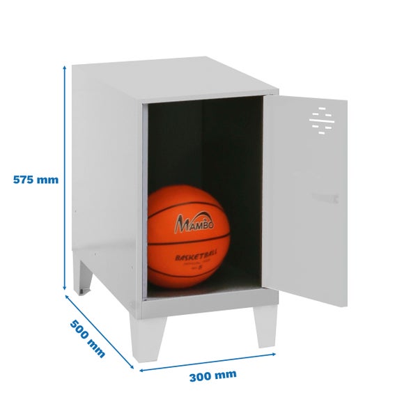 Metallschrank mit offener Tür und Basketball im Inneren