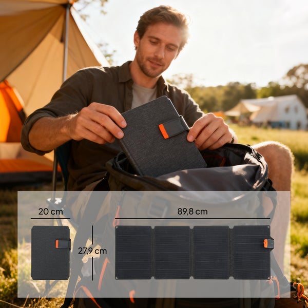 Faltbares Solarpanel für Camping. Maße: 20 mal 27,9 Zentimeter gefaltet, 89,8 Zentimeter entfaltet. Ein Mann packt das Gerät in einen Rucksack.