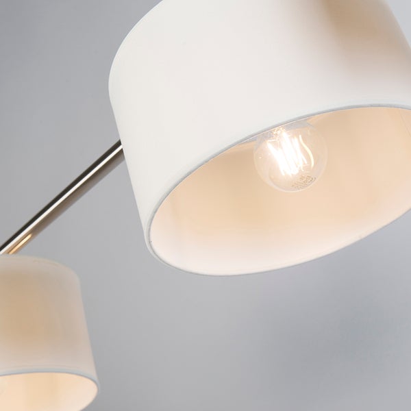 Nahaufnahme einer Deckenleuchte mit Lampenschirm