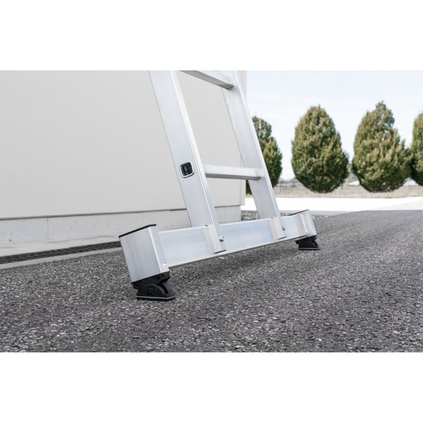 Detailansicht einer Aluminiumleiter mit rutschfesten Füßen für sicheren Stand